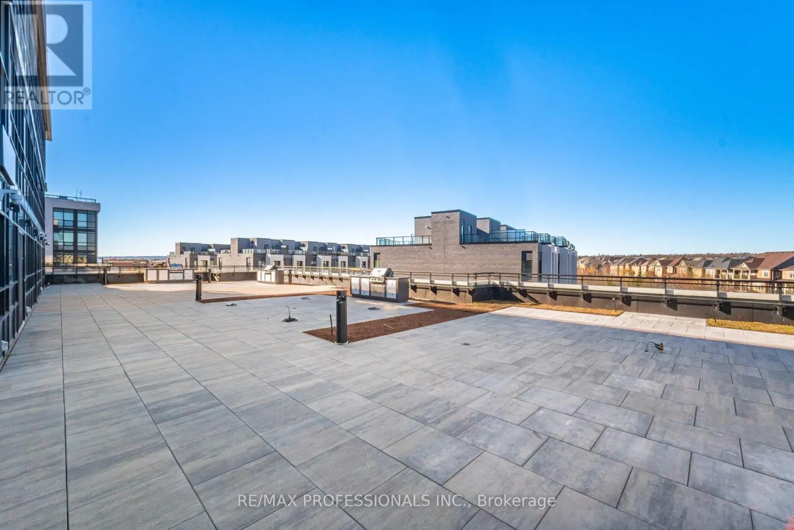 603 - 395 DUNDAS STREET W
