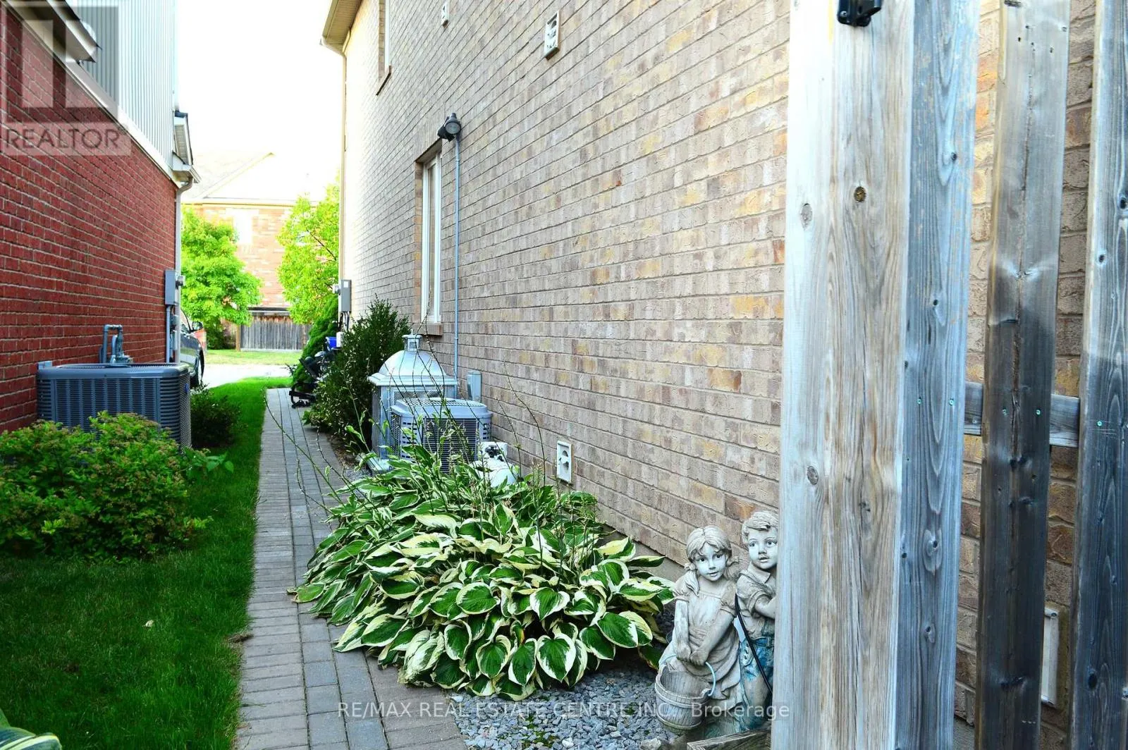 882 MCEWAN DRIVE