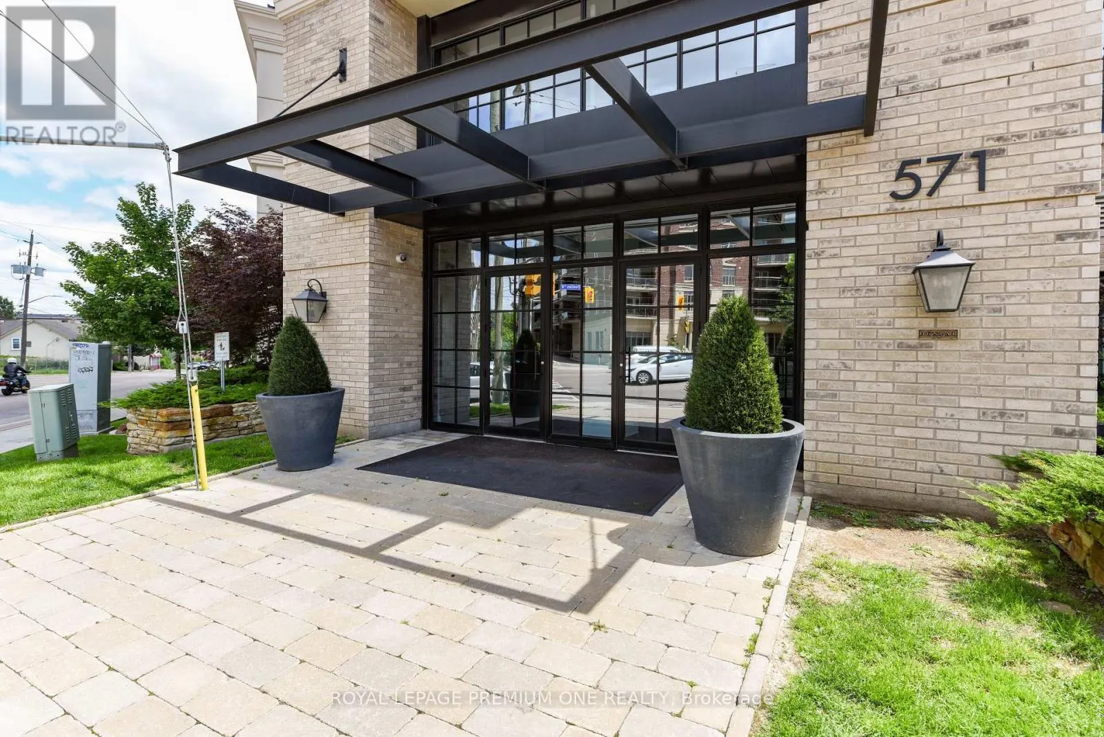 205 - 571 PRINCE EDWARD DRIVE N