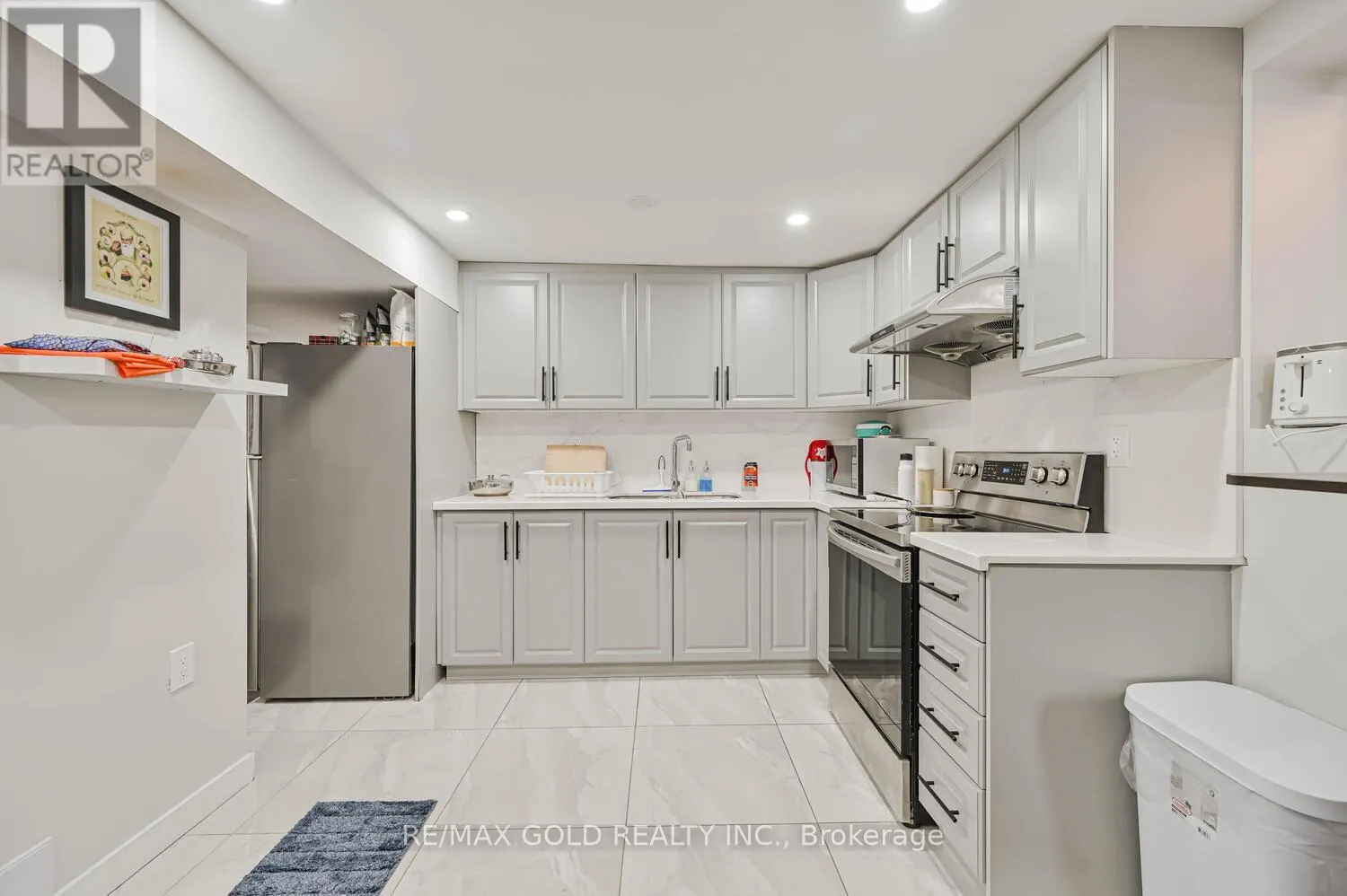 4 SILVERSTREAM ROAD