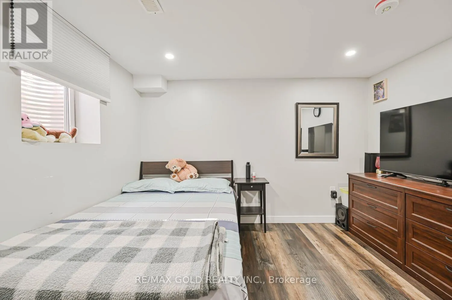 4 SILVERSTREAM ROAD