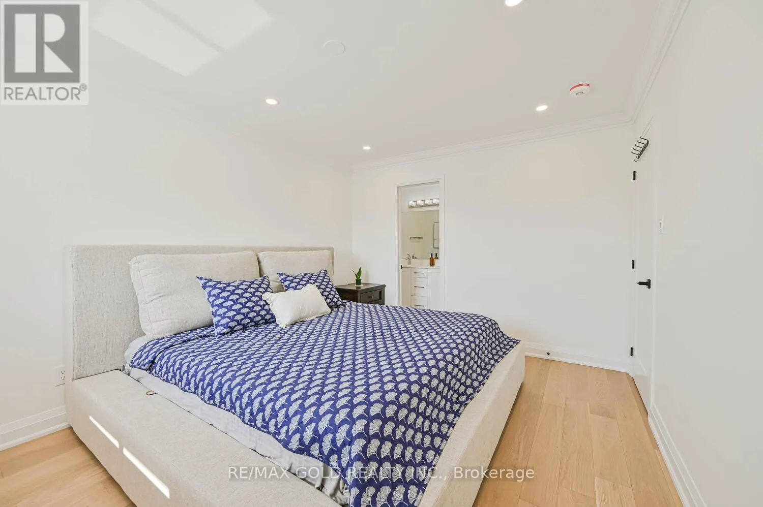4 SILVERSTREAM ROAD
