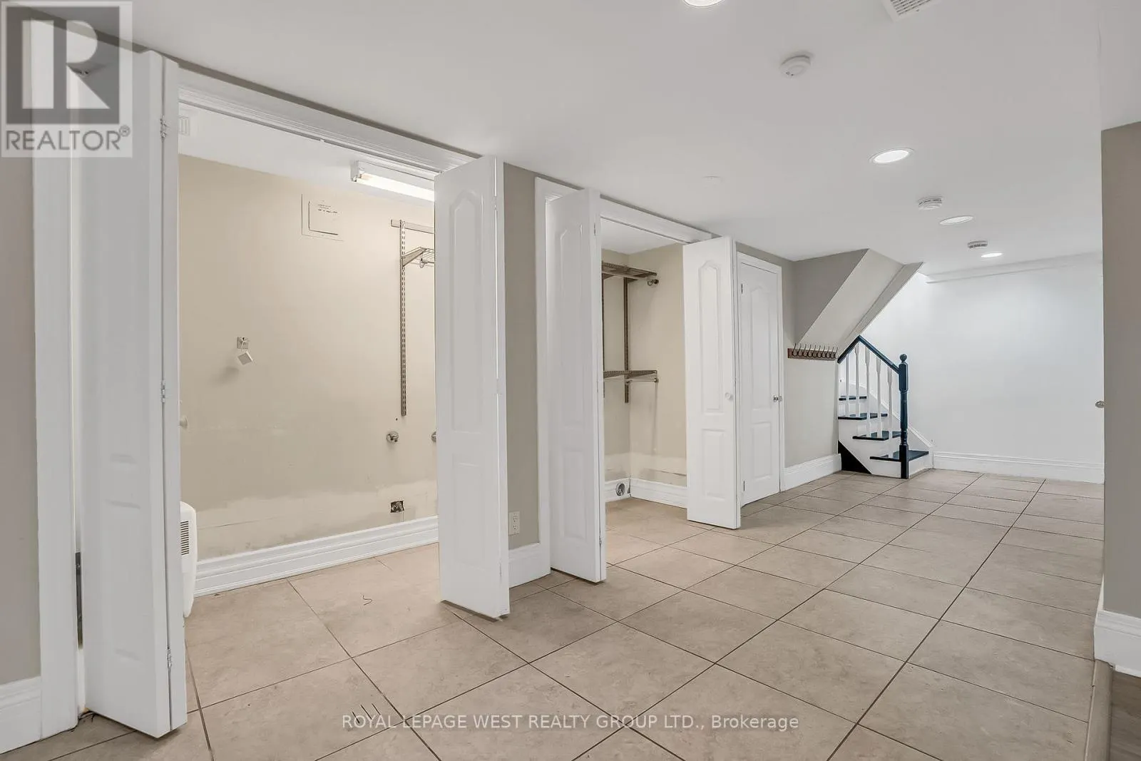 44 WESTGLEN CRESCENT