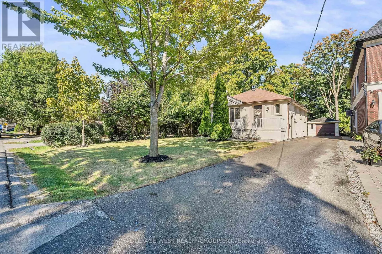 44 WESTGLEN CRESCENT