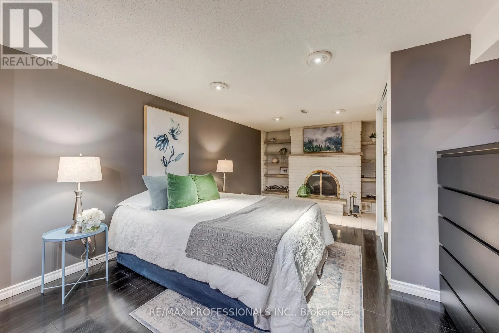 28 SUMMERFIELD CRESCENT