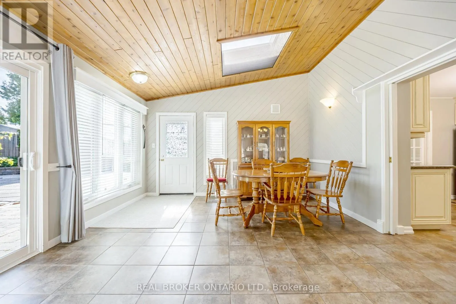 529 MOORELANDS CRESCENT