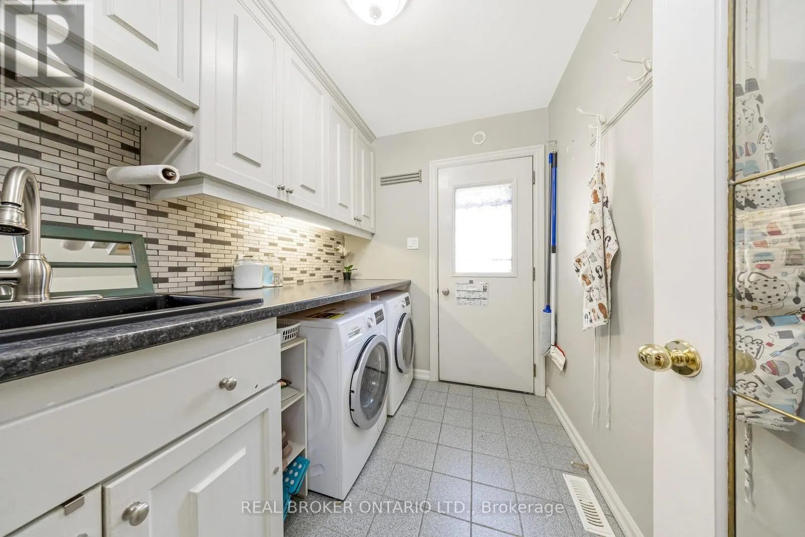 529 MOORELANDS CRESCENT