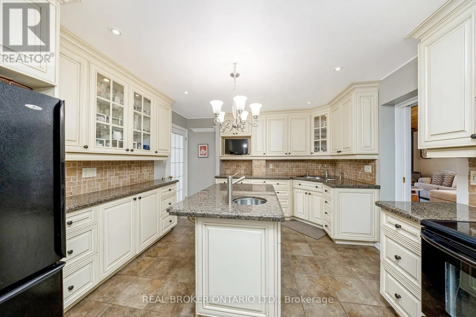 529 MOORELANDS CRESCENT