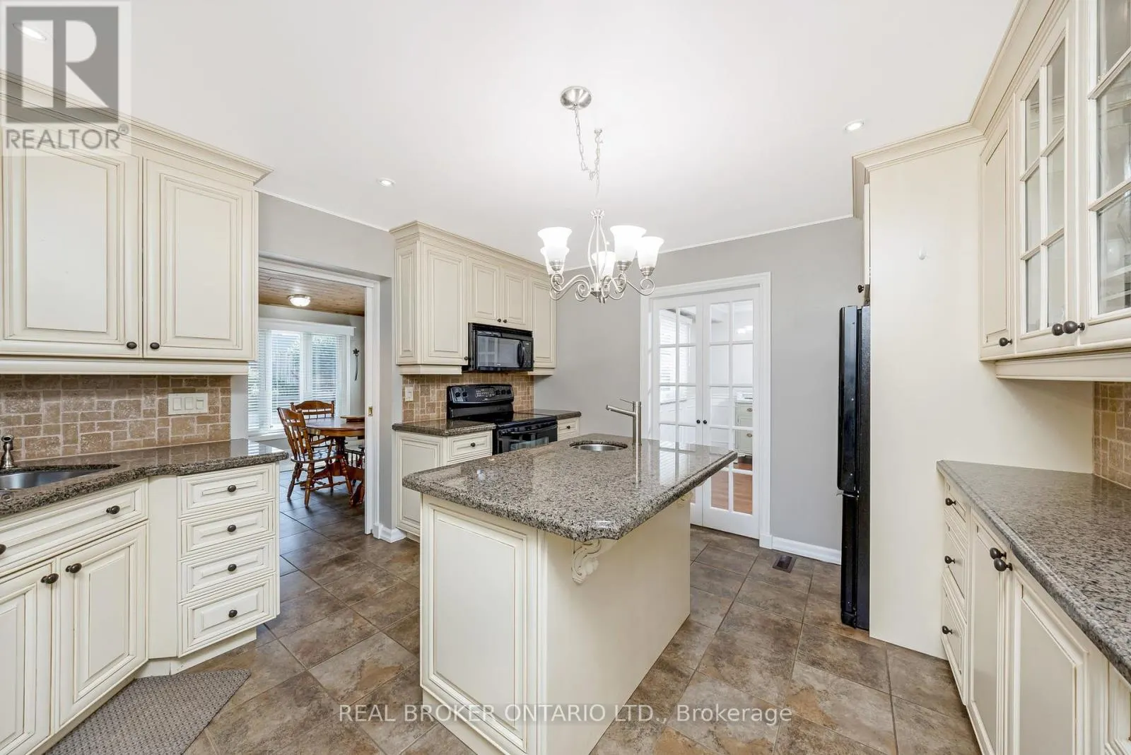 529 MOORELANDS CRESCENT