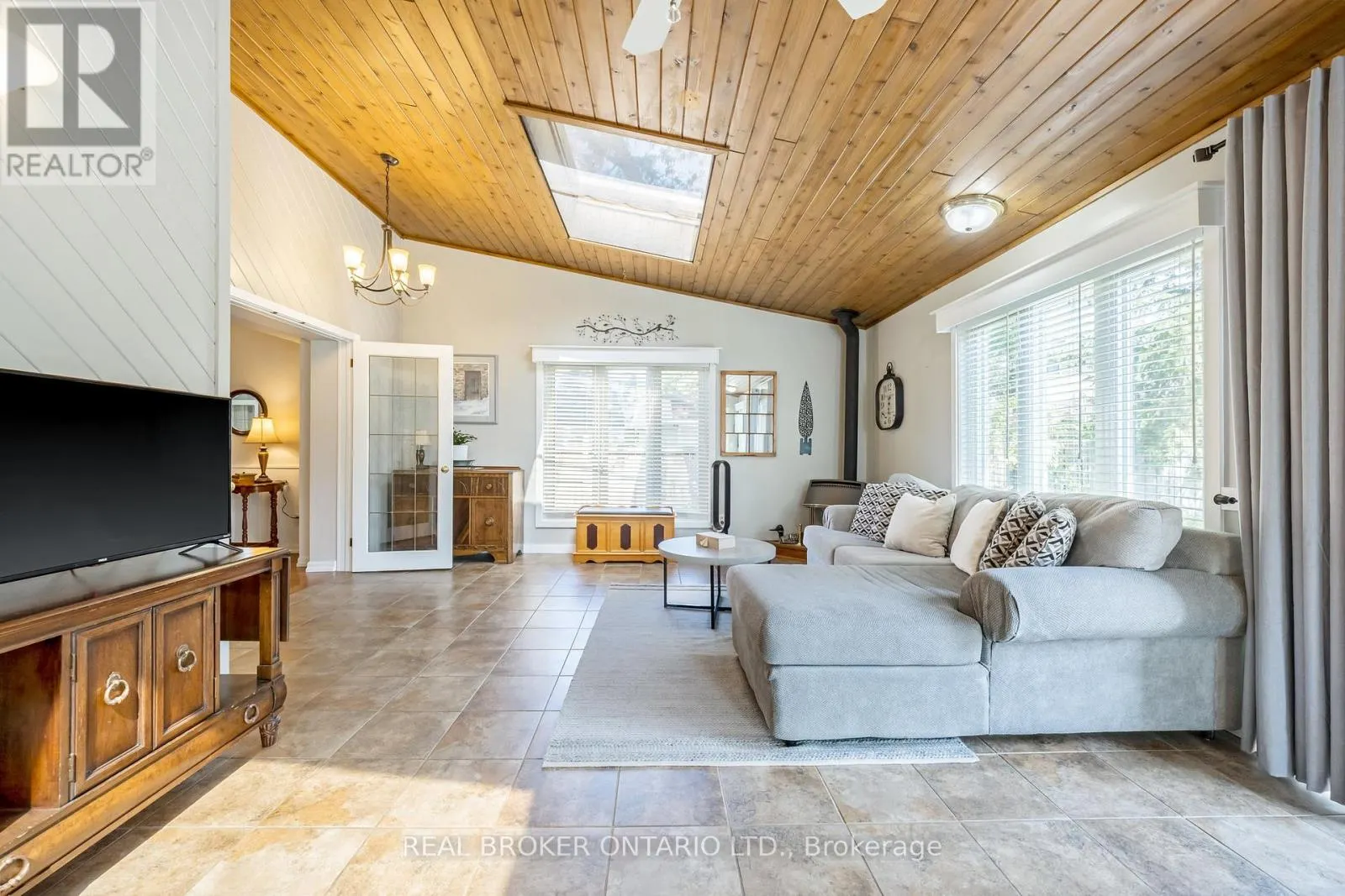 529 MOORELANDS CRESCENT