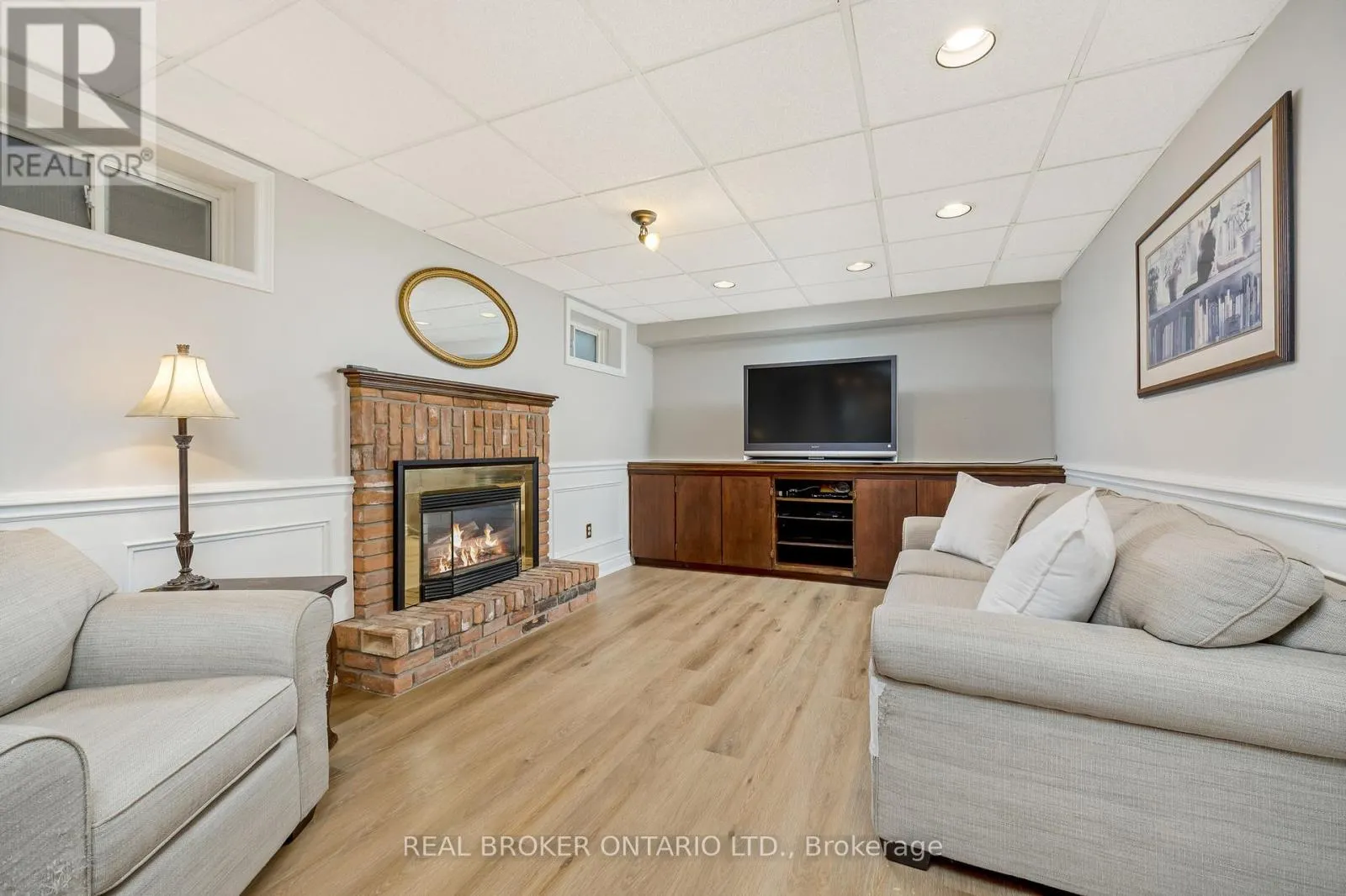 529 MOORELANDS CRESCENT