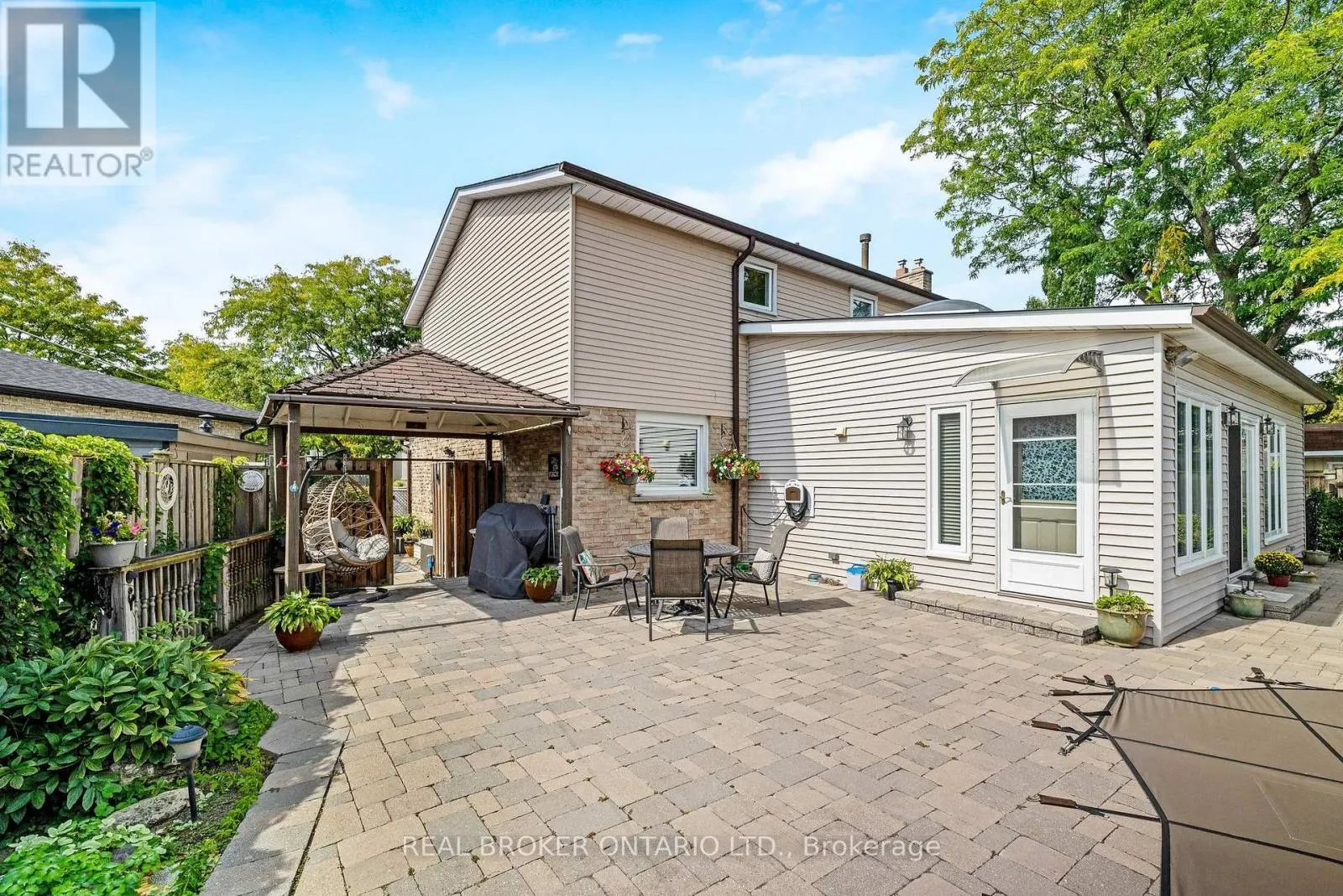 529 MOORELANDS CRESCENT