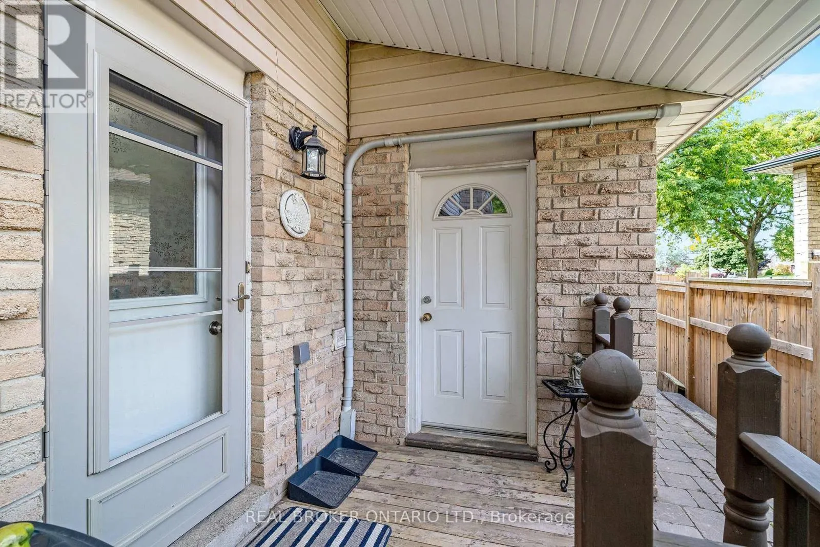 529 MOORELANDS CRESCENT