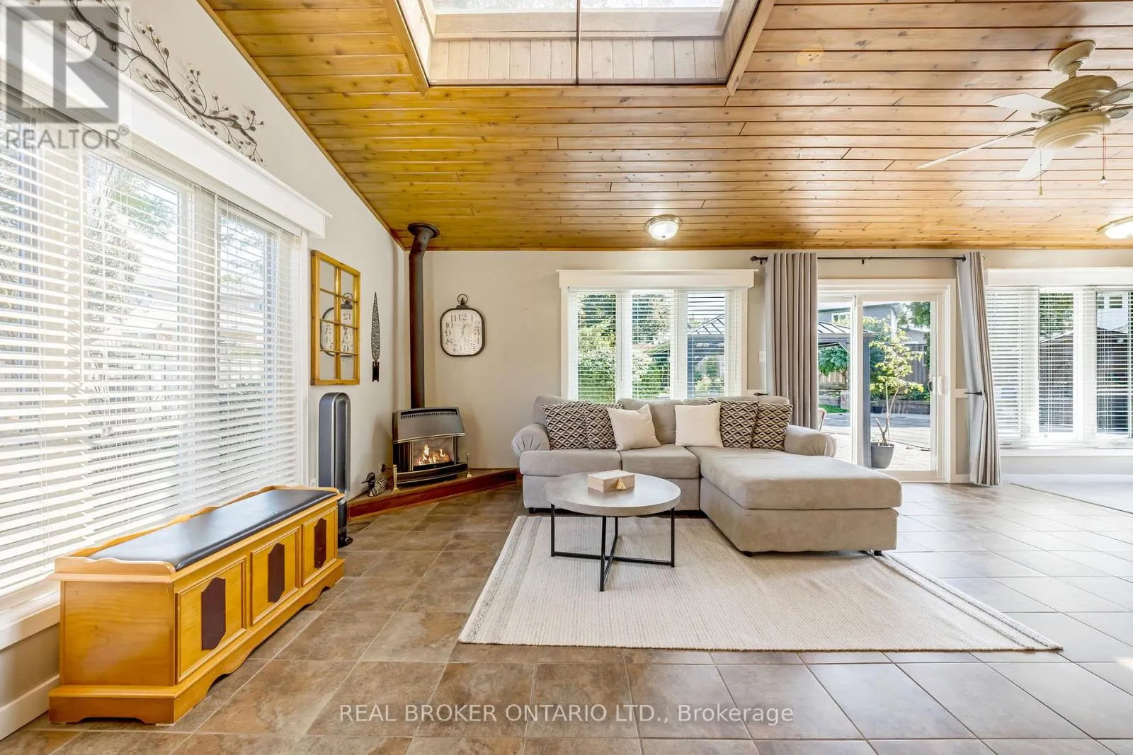 529 MOORELANDS CRESCENT