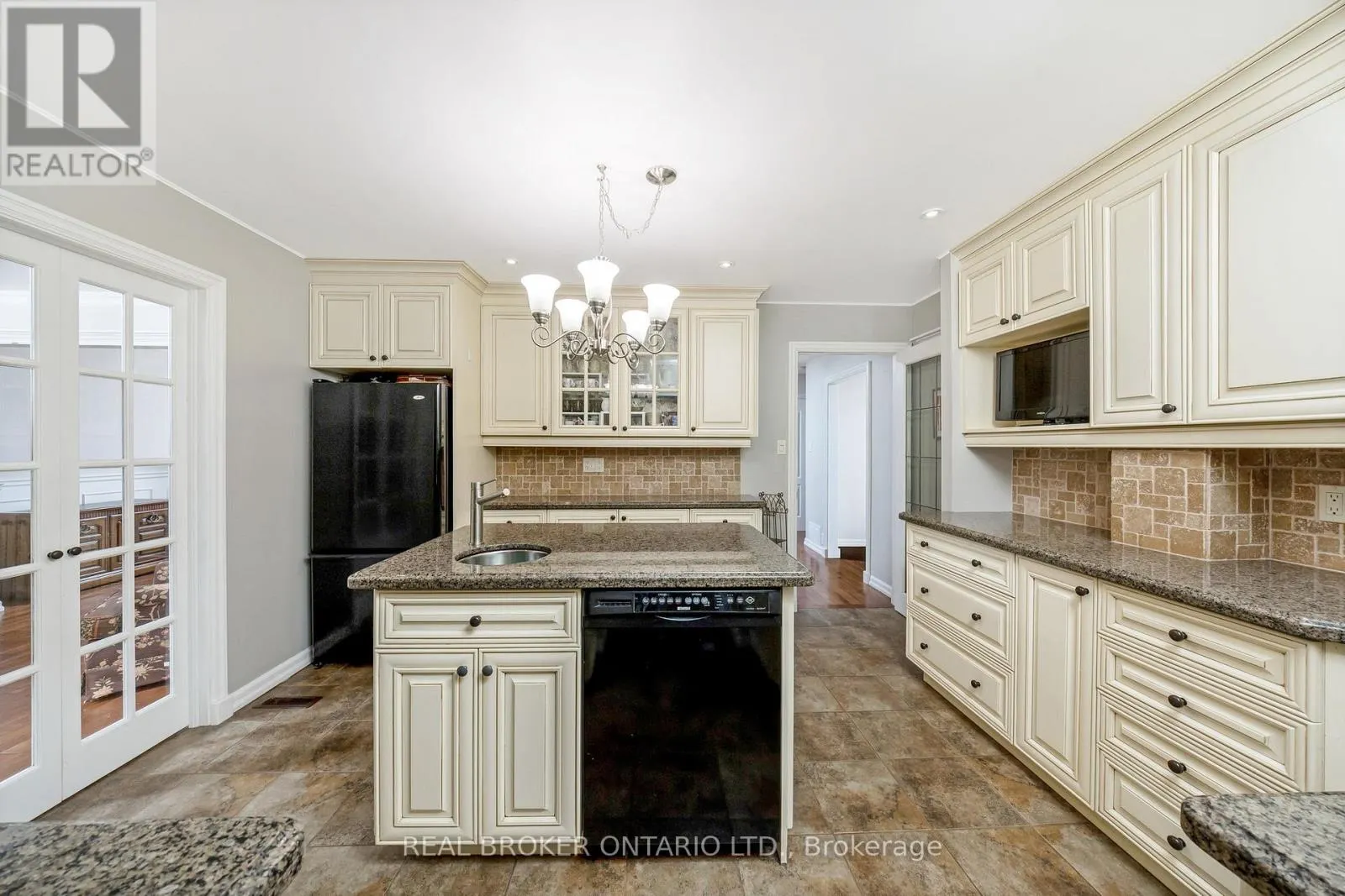 529 MOORELANDS CRESCENT