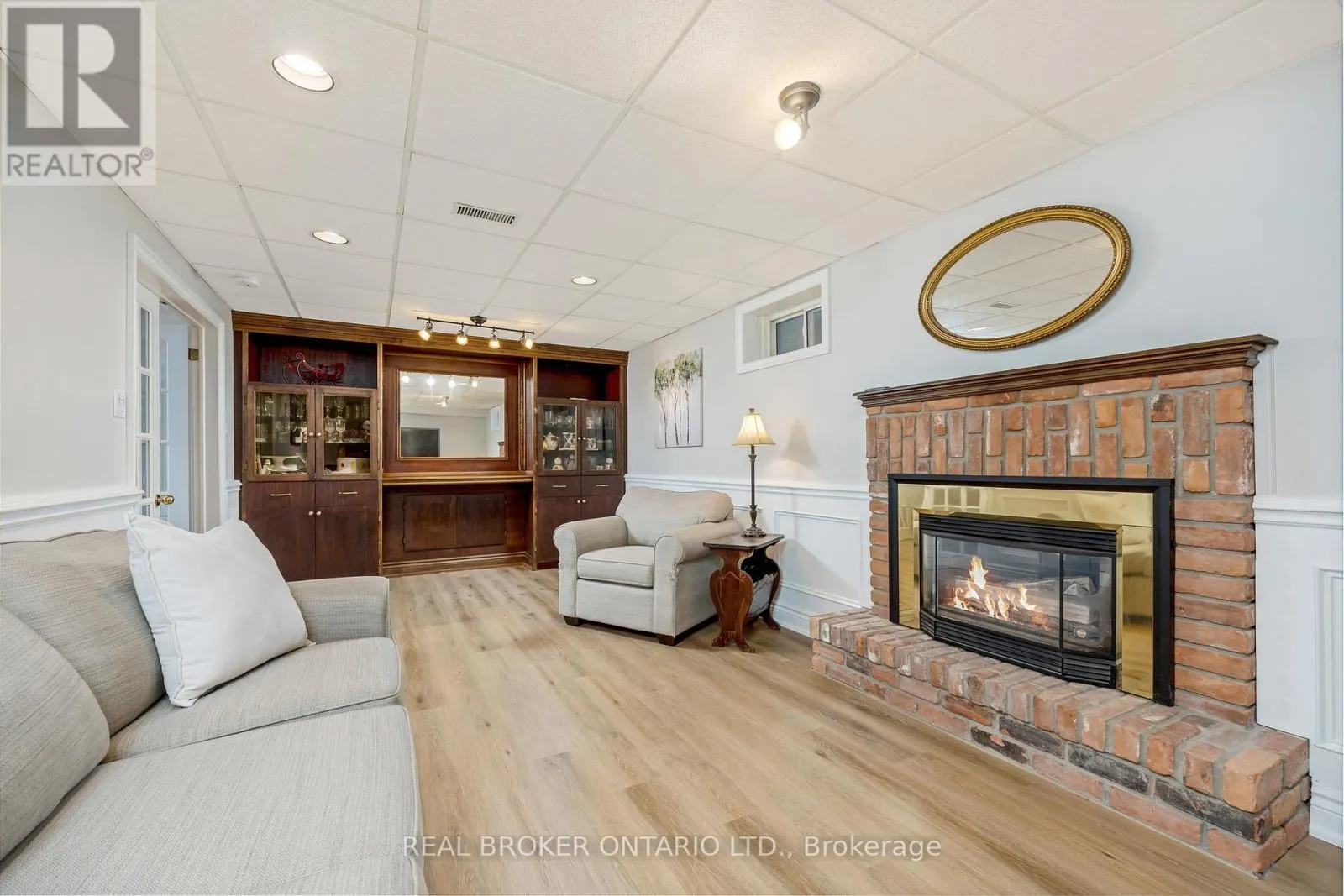 529 MOORELANDS CRESCENT