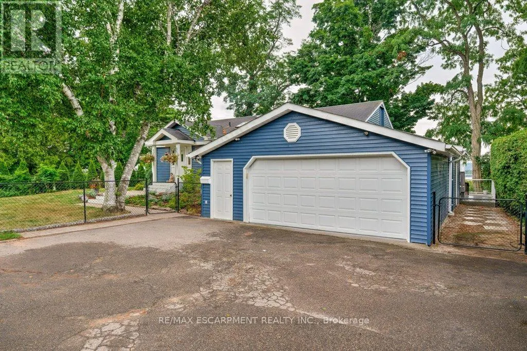 636 WEST OVAL DRIVE