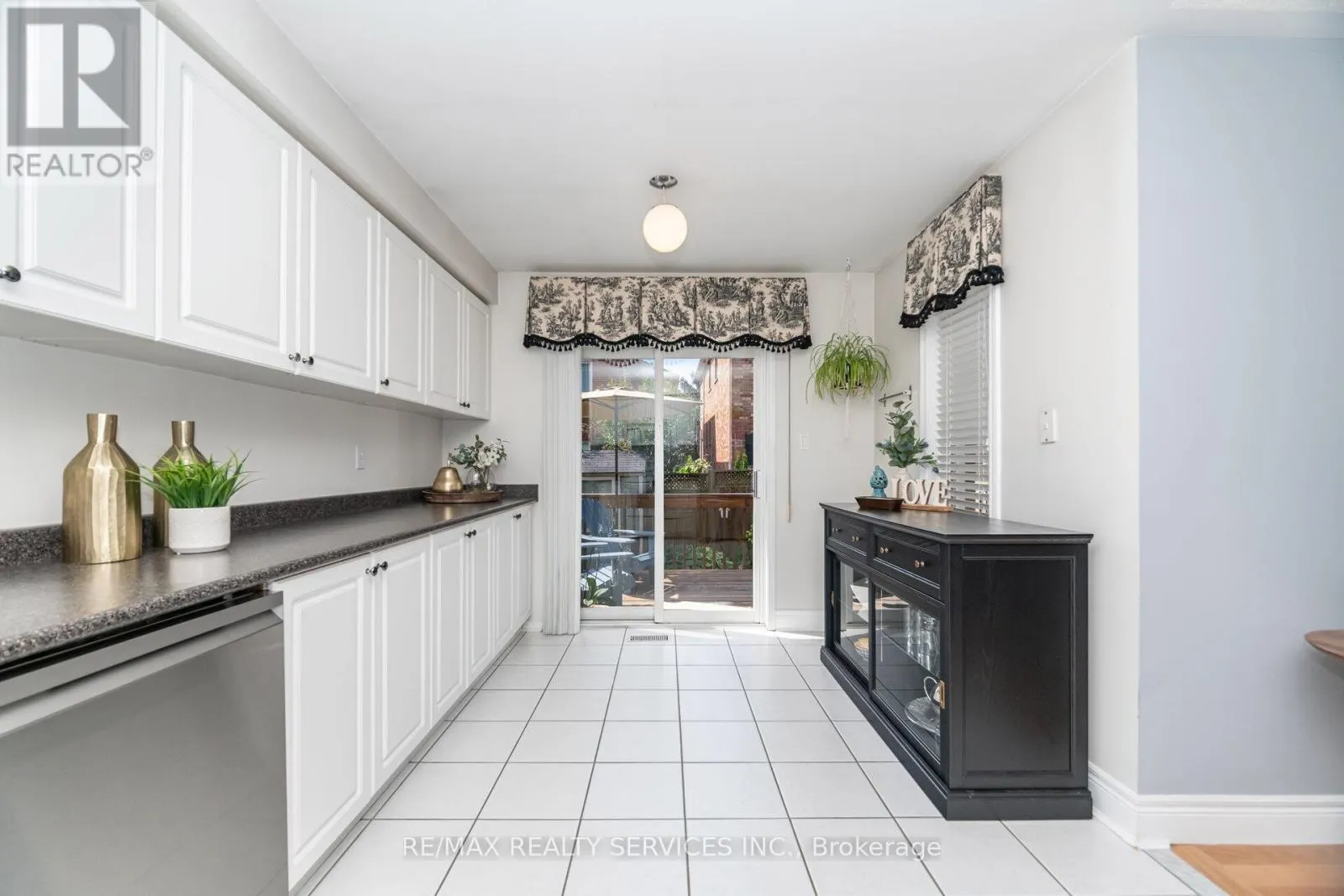37 SUNNYBROOK CRESCENT