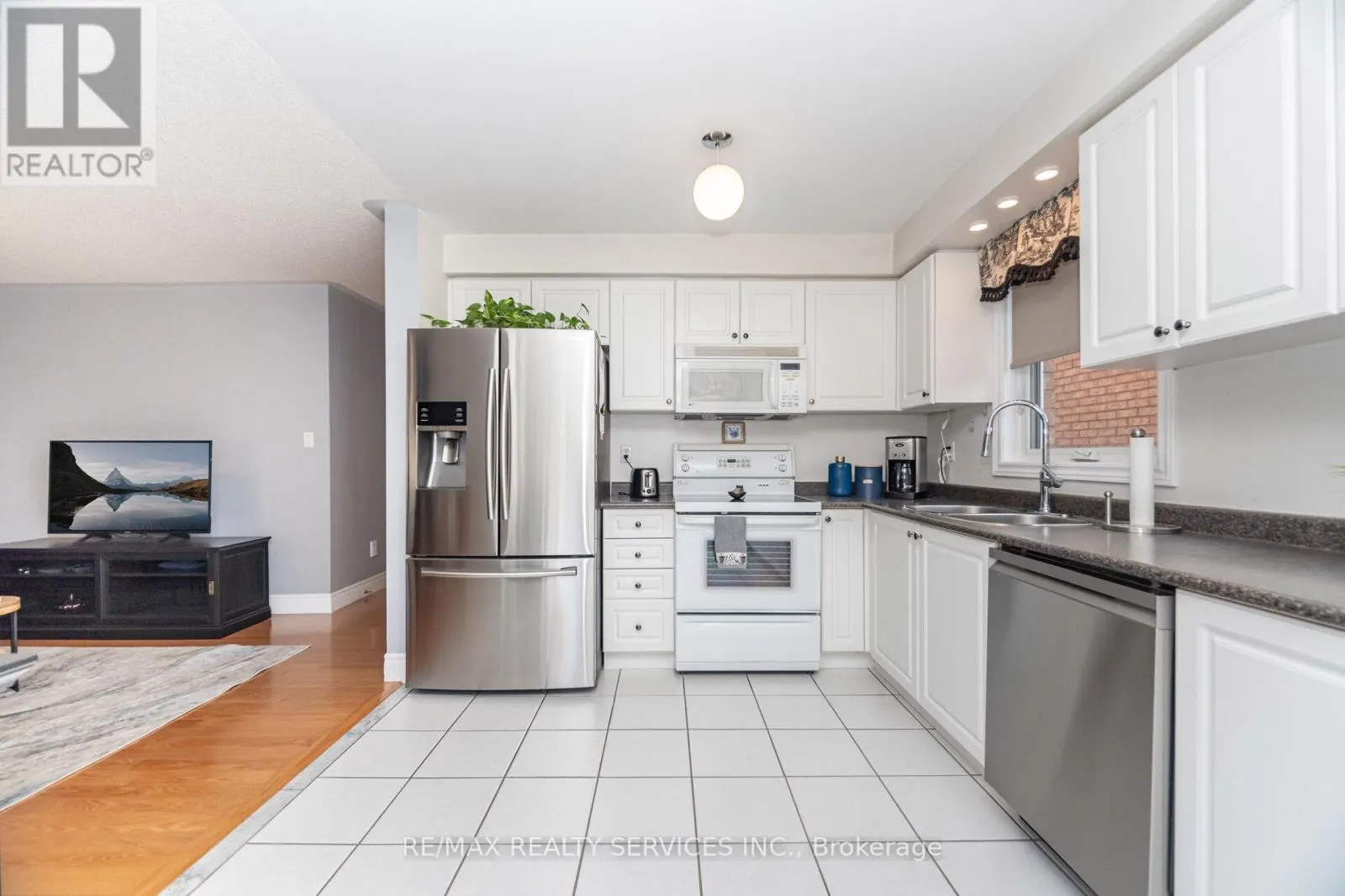 37 SUNNYBROOK CRESCENT