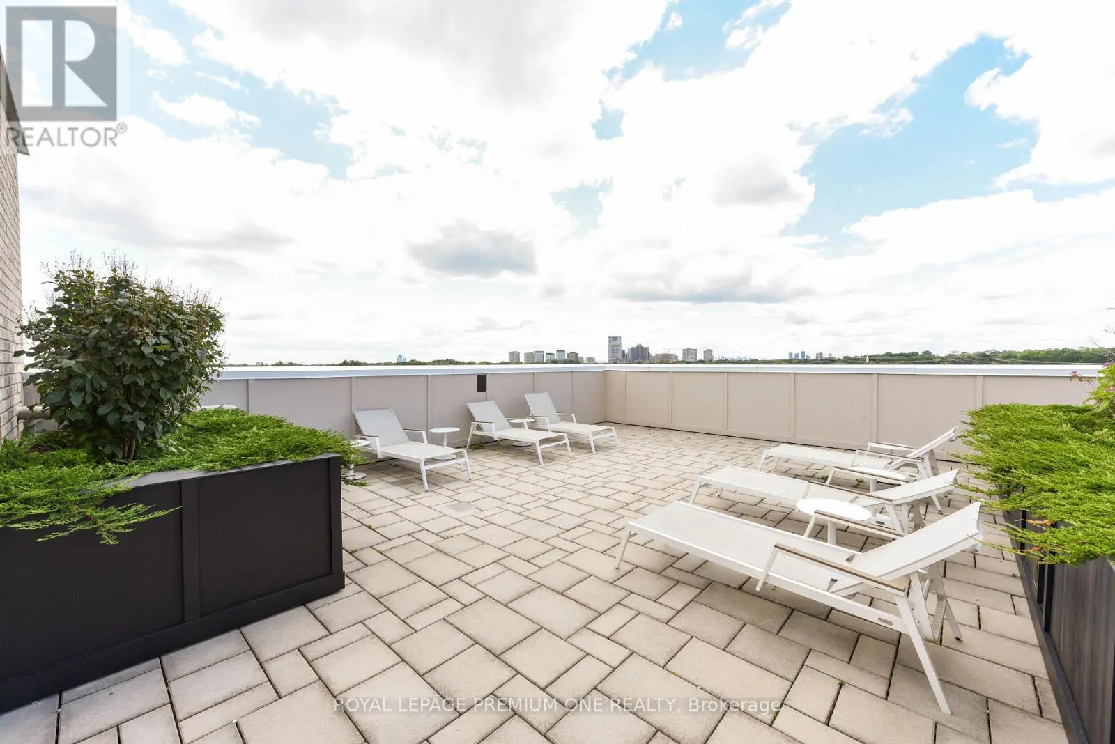 703 - 571 PRINCE EDWARD DRIVE N
