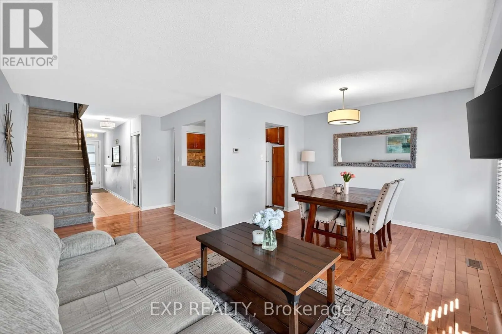 32 COLLINS CRESCENT