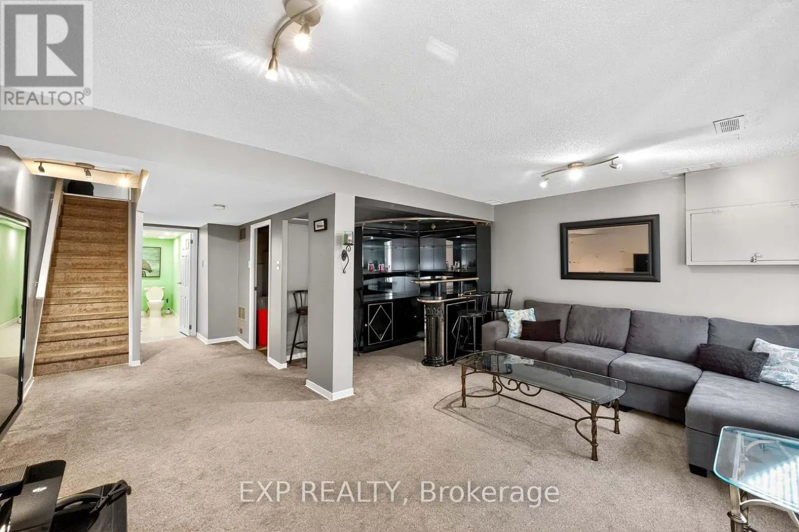 32 COLLINS CRESCENT