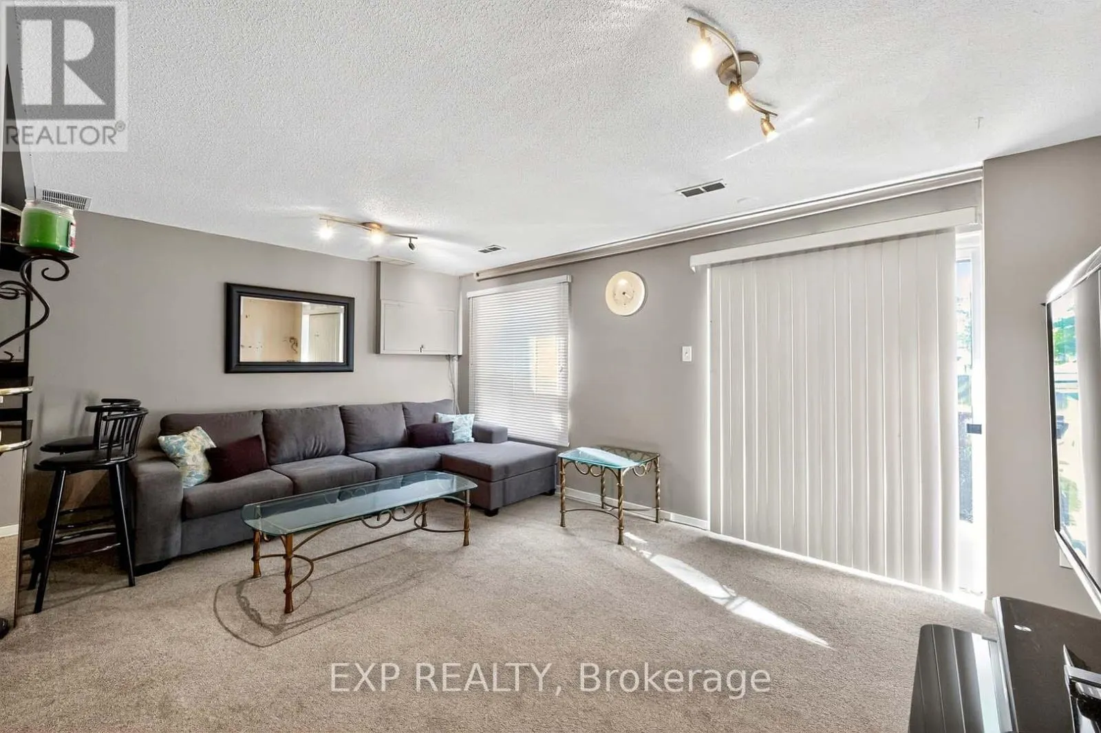 32 COLLINS CRESCENT