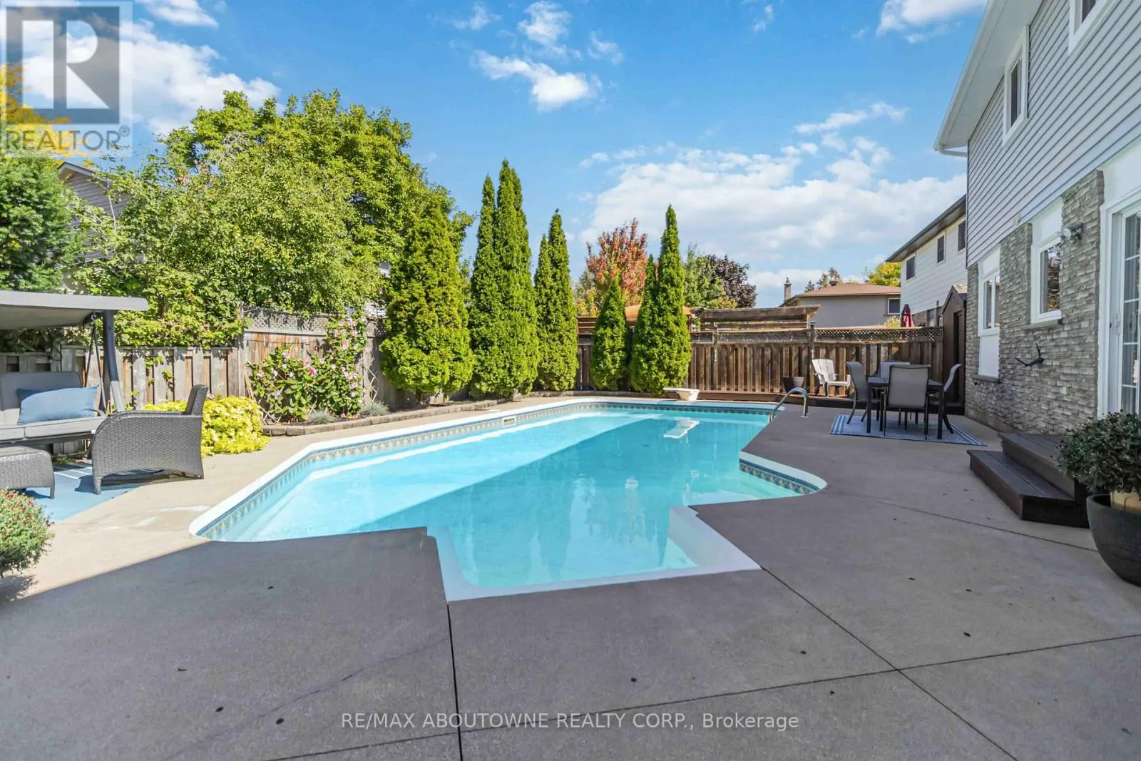 2485 WOBURN CRESCENT