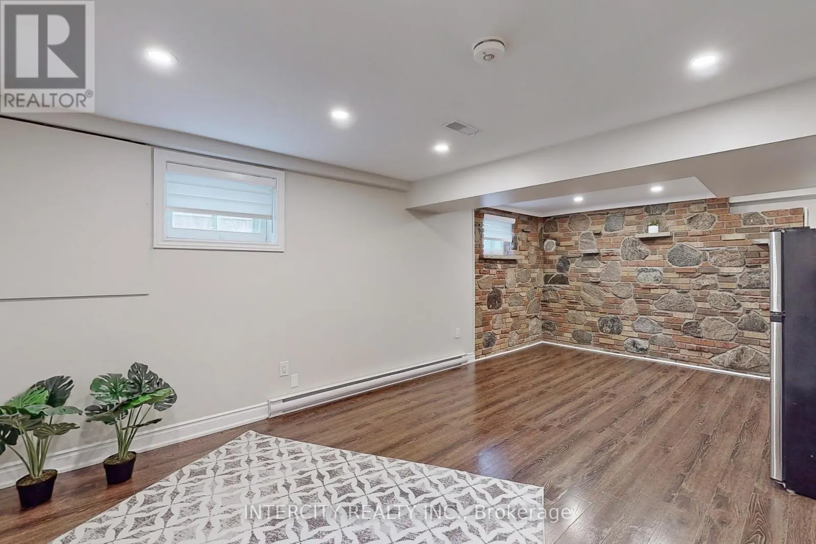 122 RUTHERFORD ROAD N