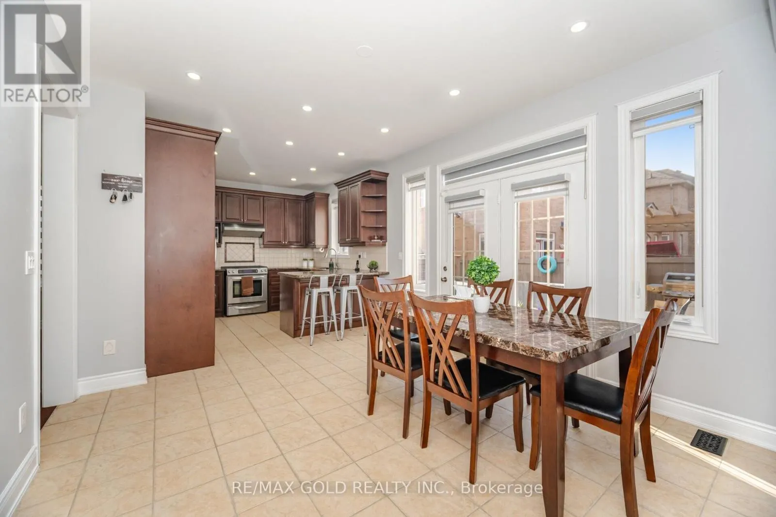 32 EAGLESPRINGS CRESCENT