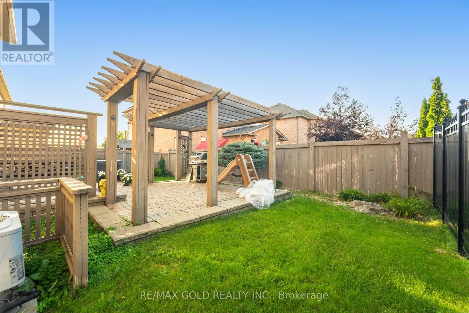 32 EAGLESPRINGS CRESCENT