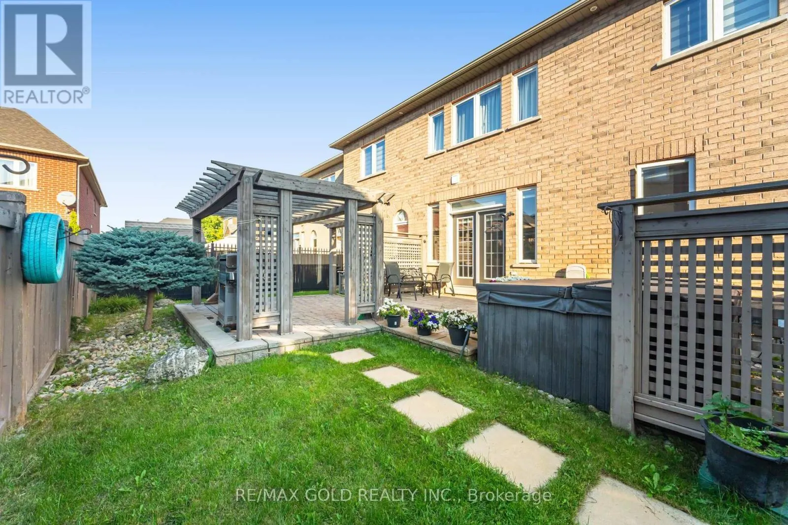 32 EAGLESPRINGS CRESCENT