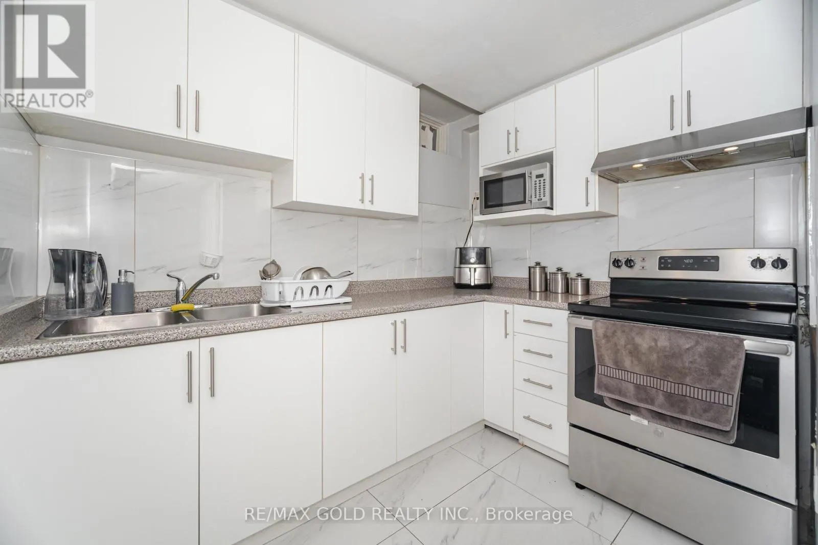 32 EAGLESPRINGS CRESCENT