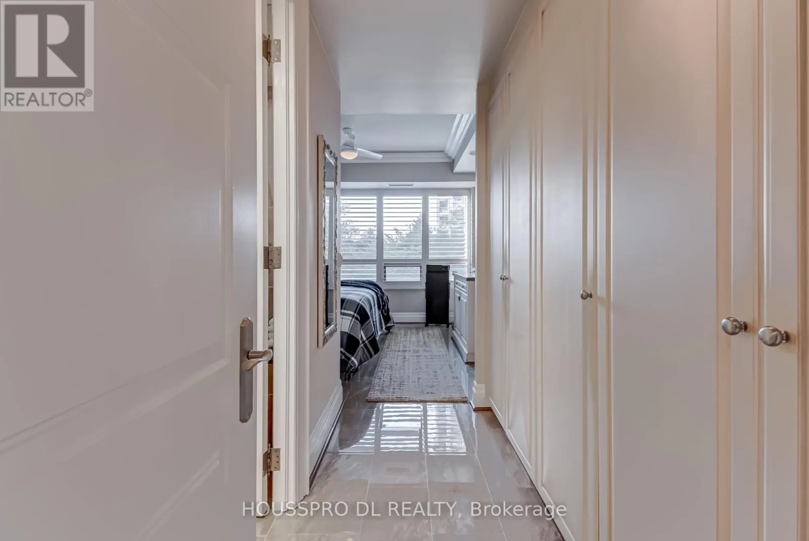 220 - 2095 LAKE SHORE BOULEVARD W