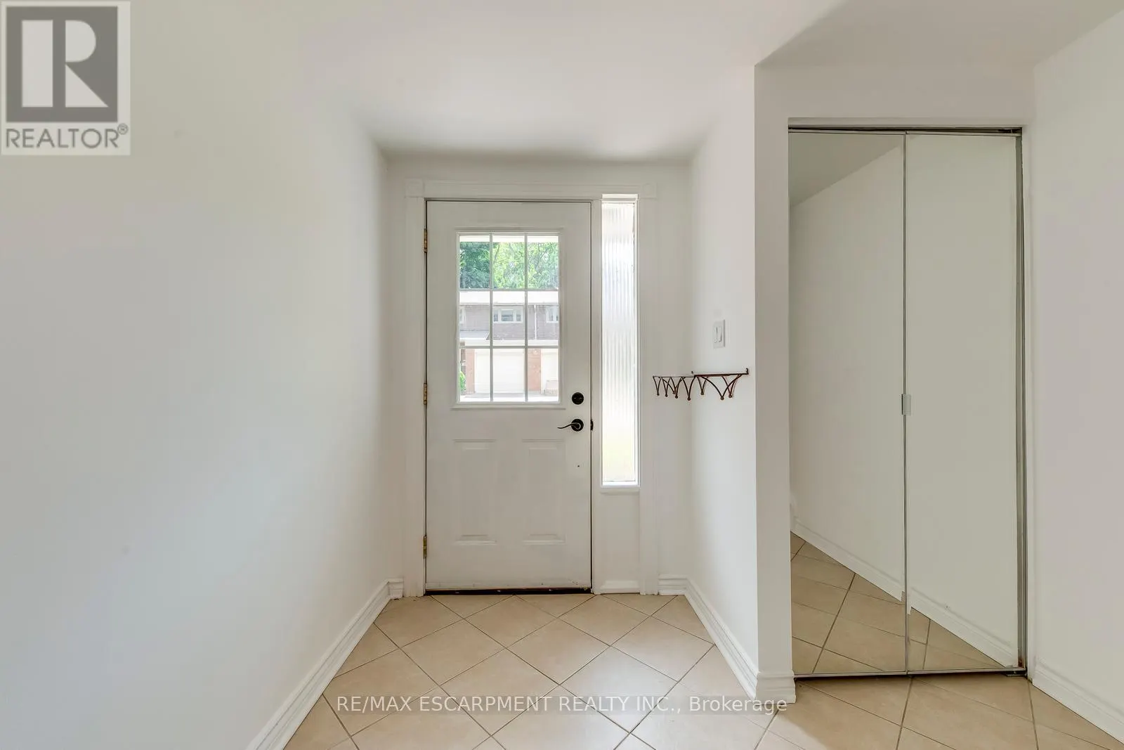 4 - 1270 GAINSBOROUGH DRIVE