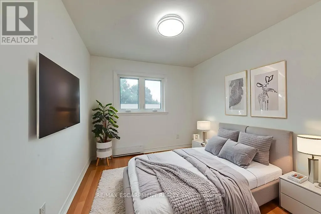 4 - 1270 GAINSBOROUGH DRIVE