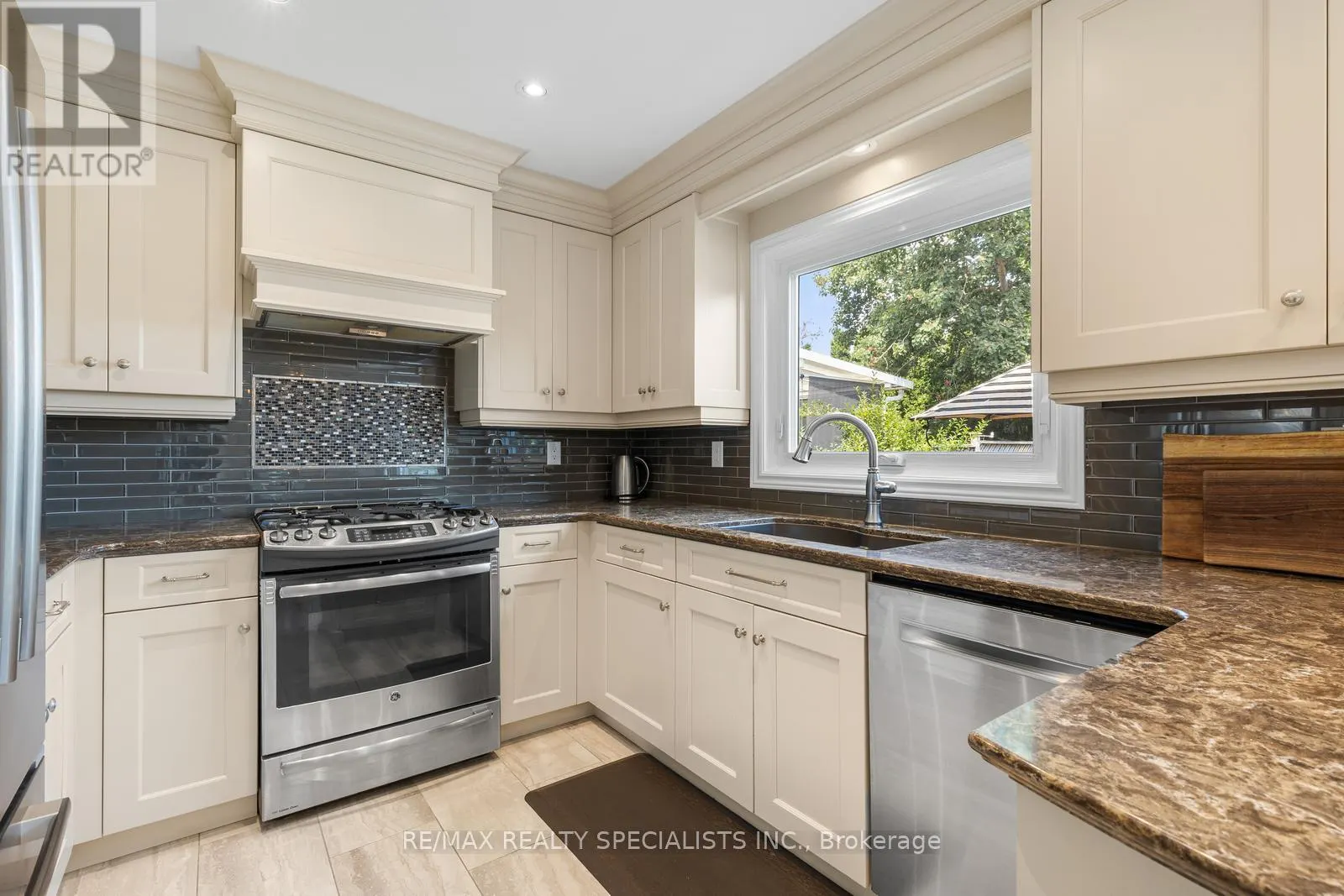 6859 SUMMER HEIGHTS DRIVE
