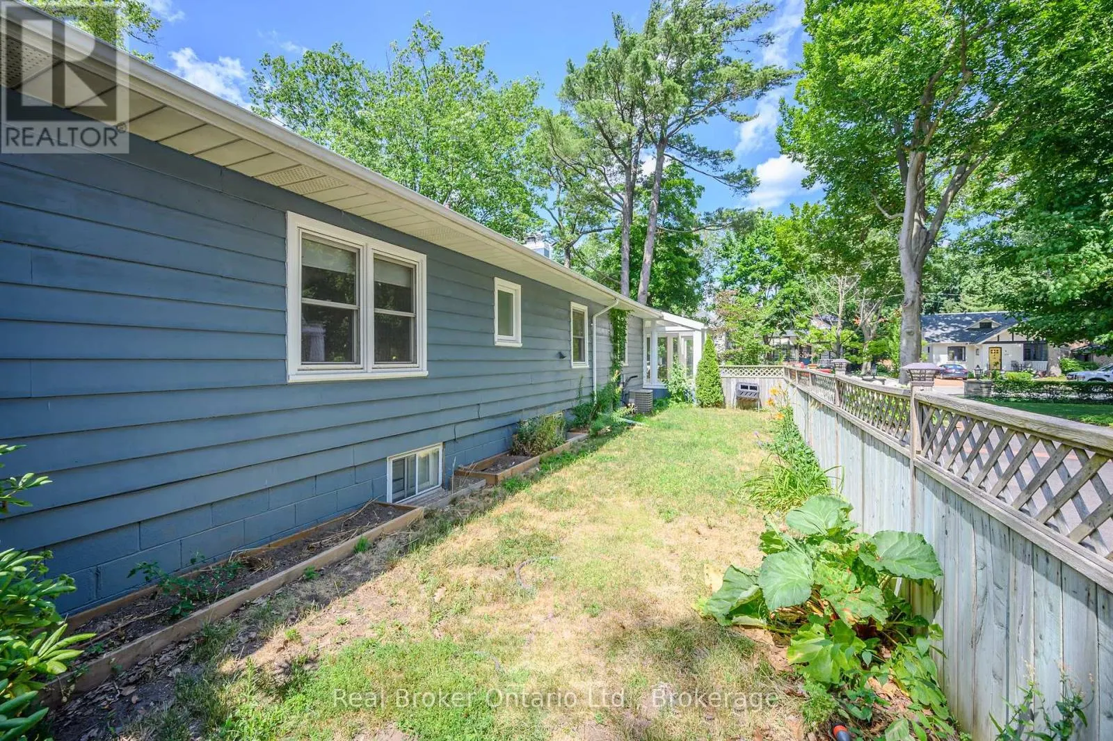 374 SPRUCE STREET