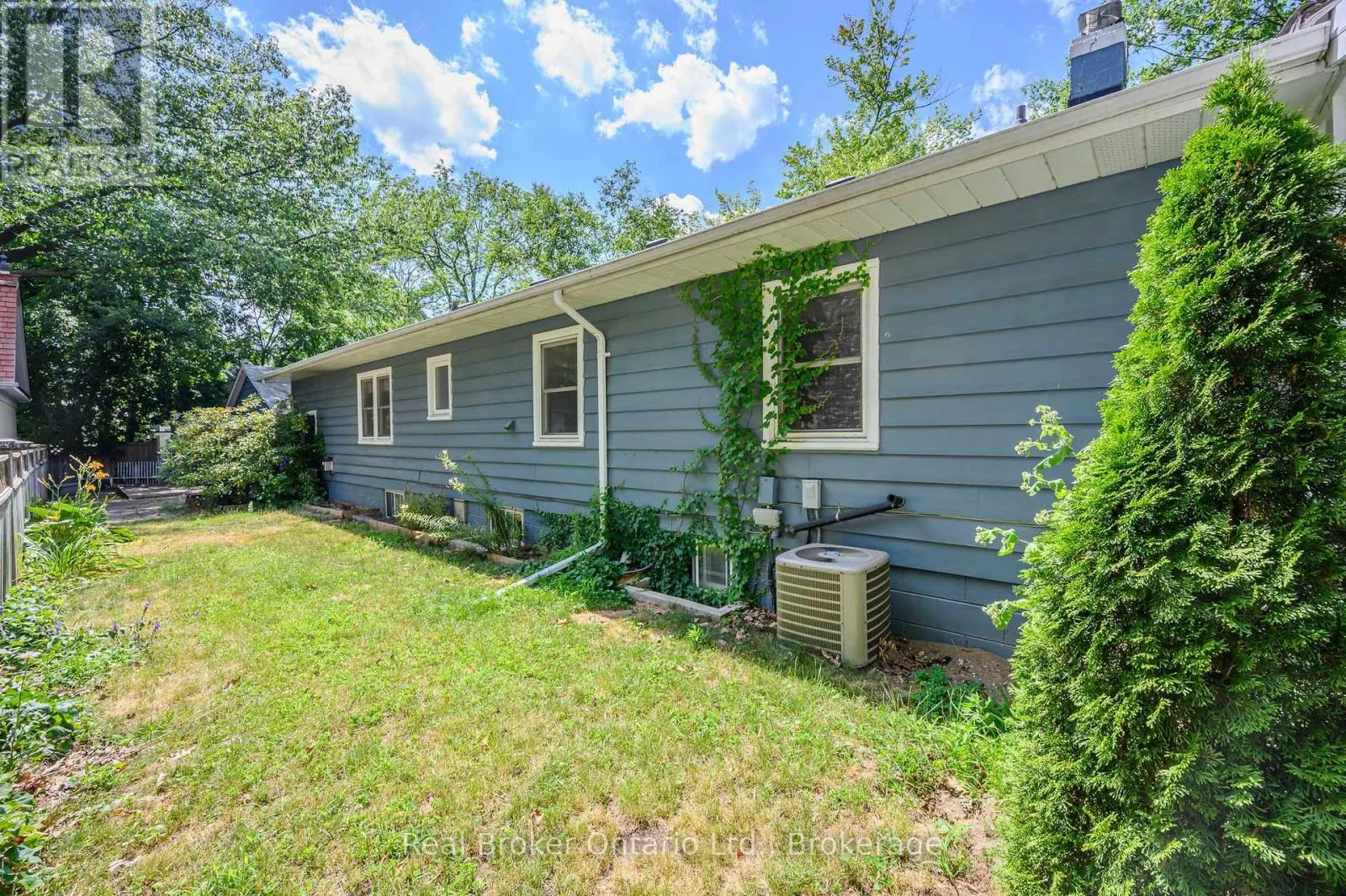 374 SPRUCE STREET