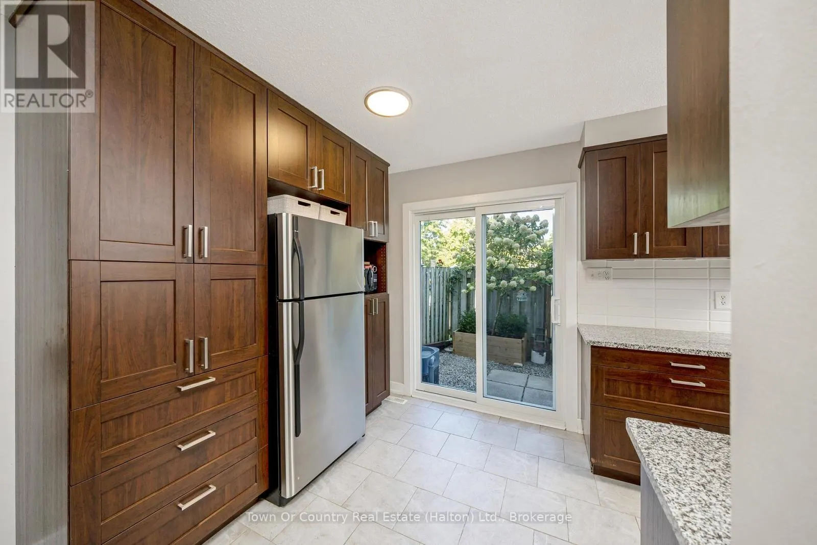 86 - 371 BRONTE STREET S, #86