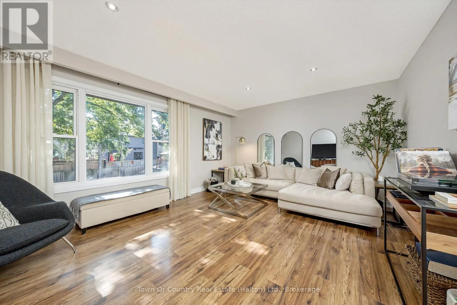 86 - 371 BRONTE STREET S, #86