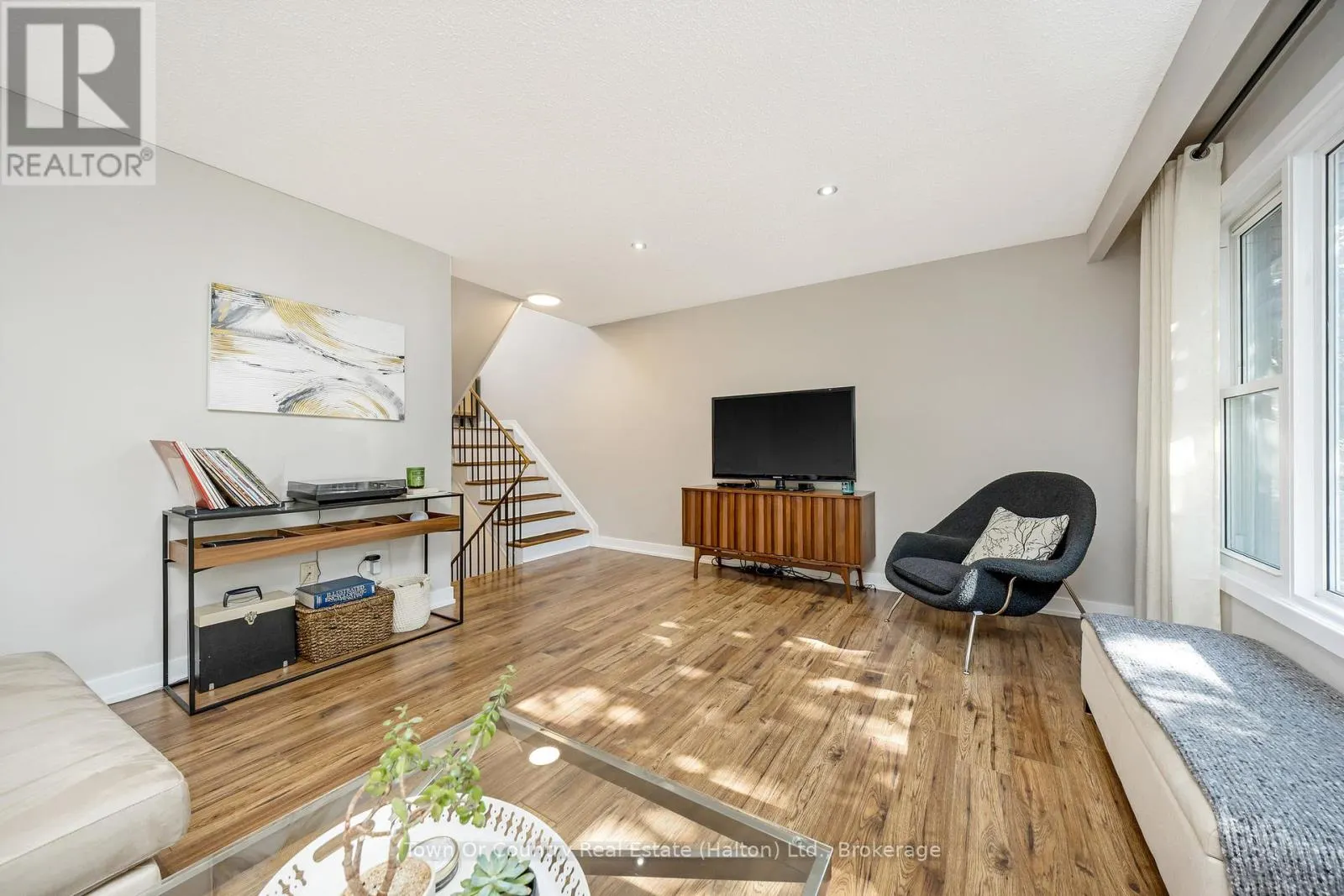 86 - 371 BRONTE STREET S, #86