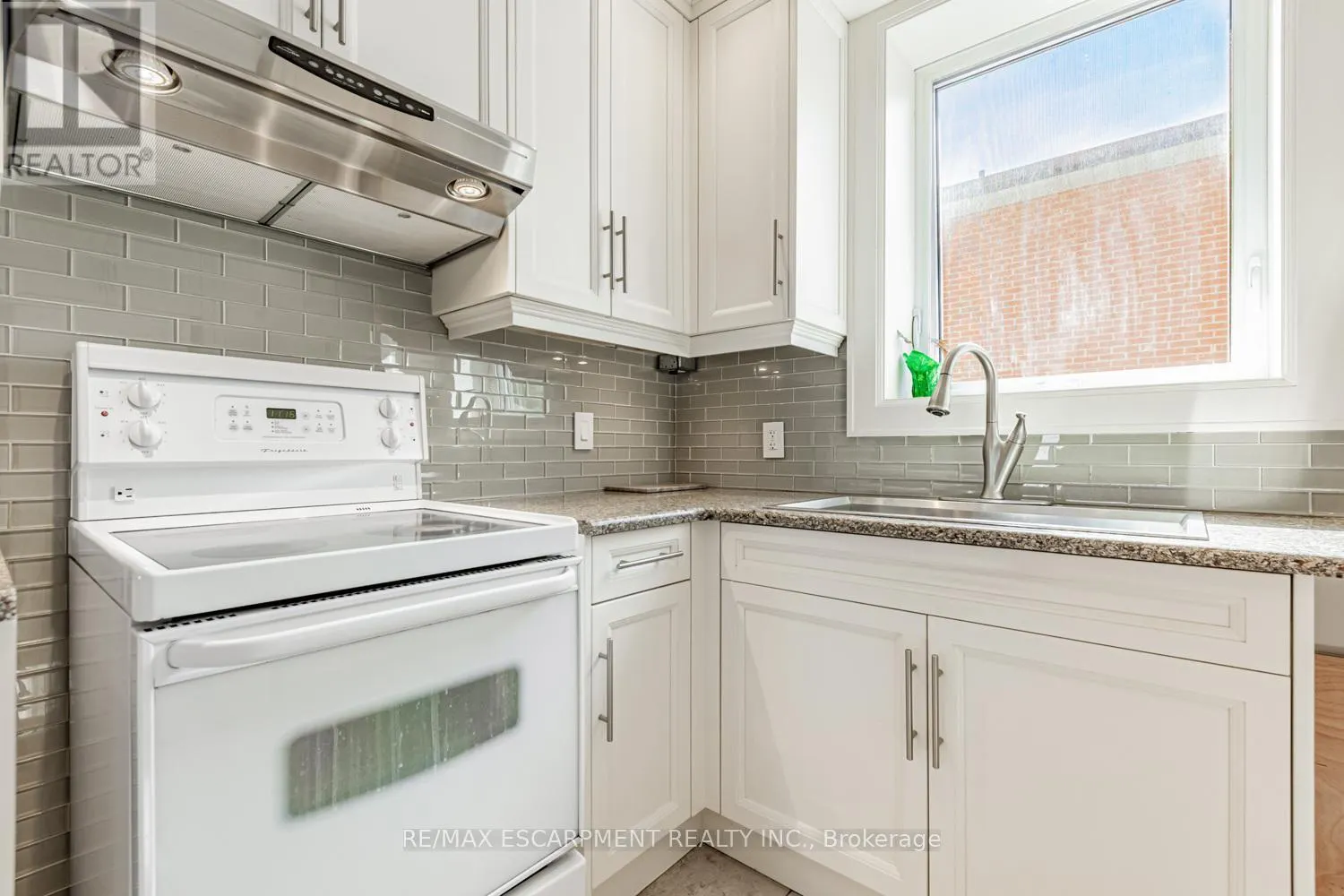 19 STOCK AVENUE