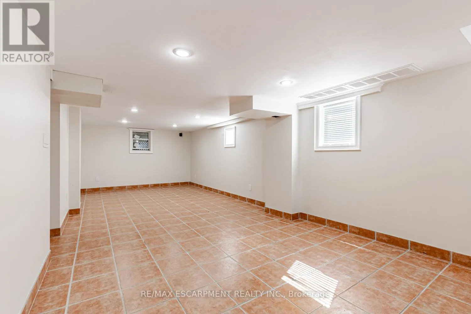 19 STOCK AVENUE
