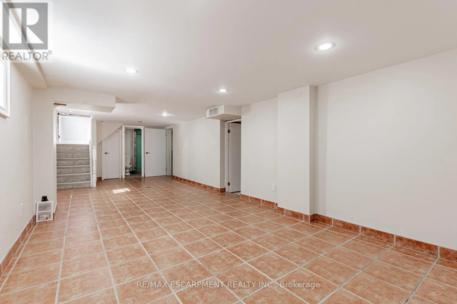 19 STOCK AVENUE