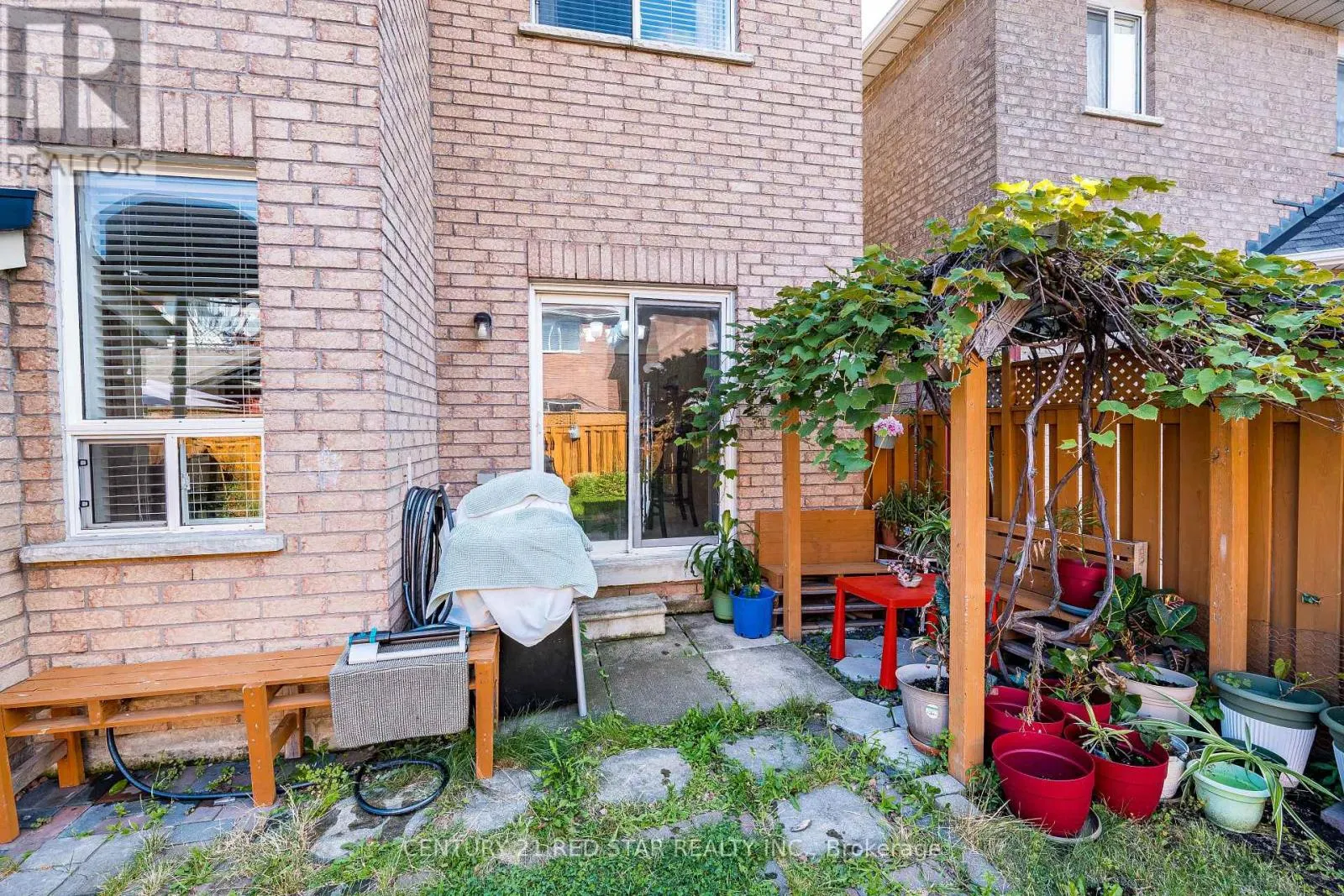 37 OAKMEADOW DRIVE