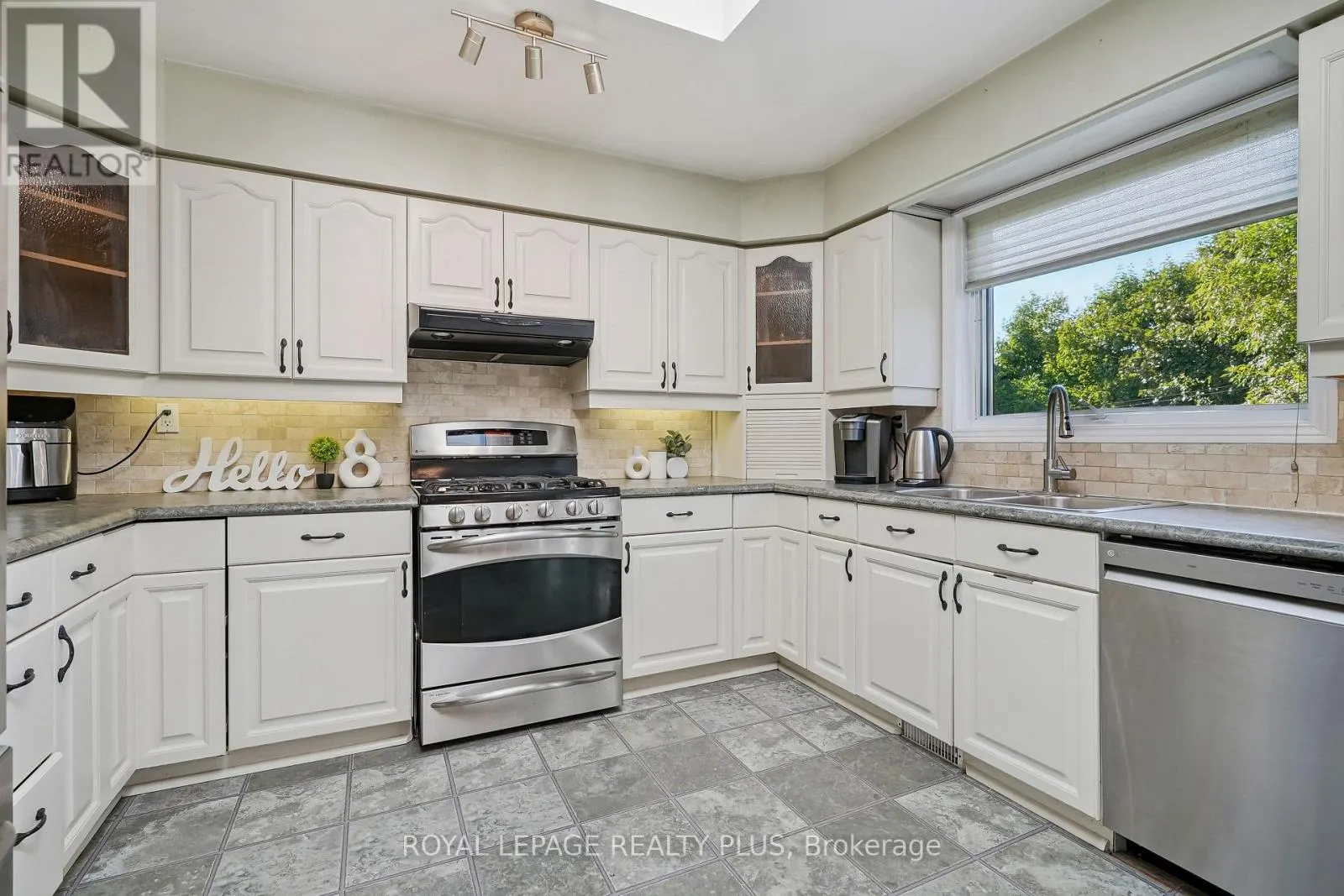 2335 WYANDOTTE DRIVE