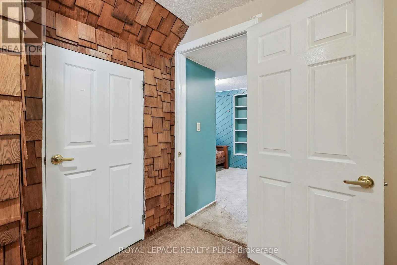 2335 WYANDOTTE DRIVE