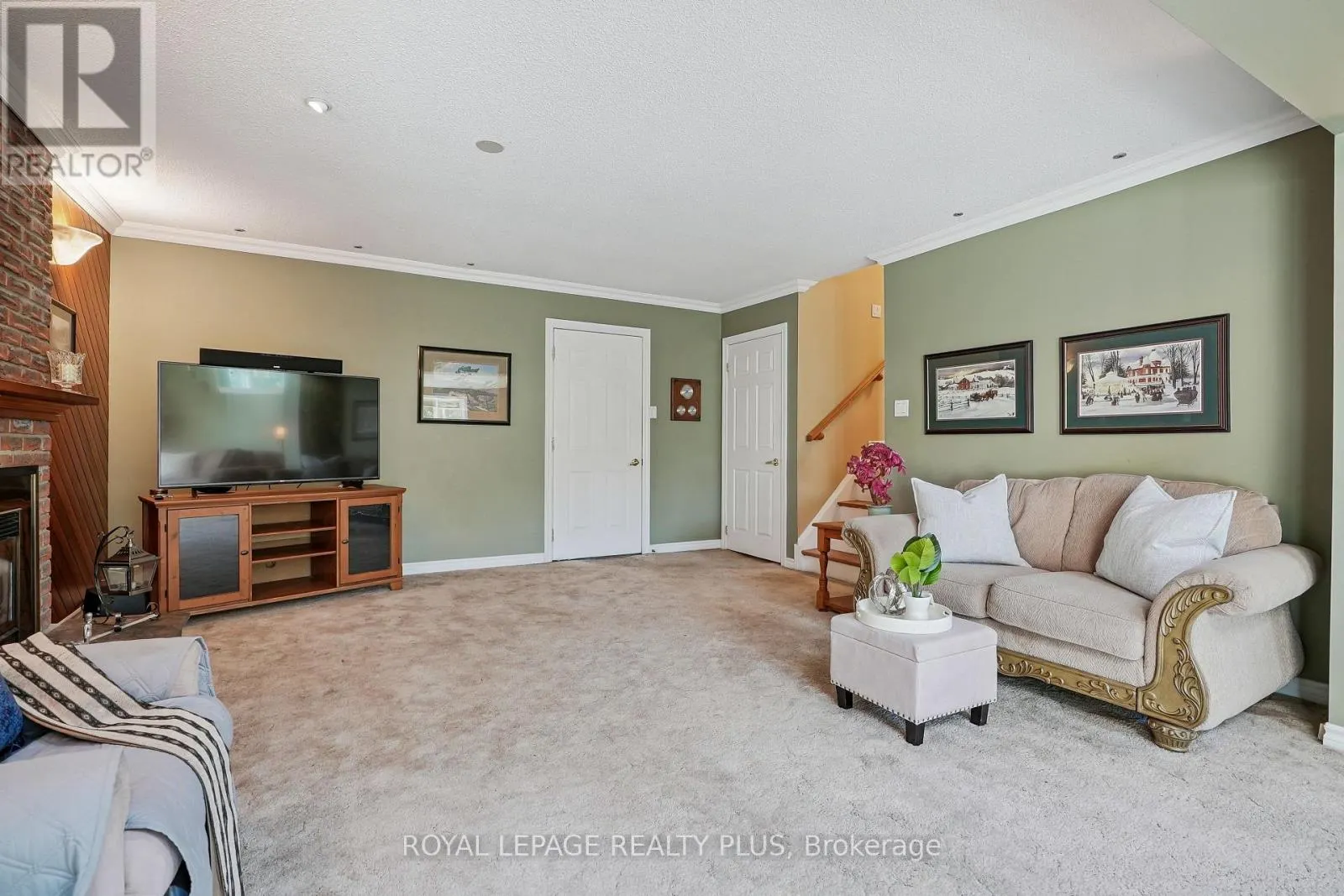 2335 WYANDOTTE DRIVE