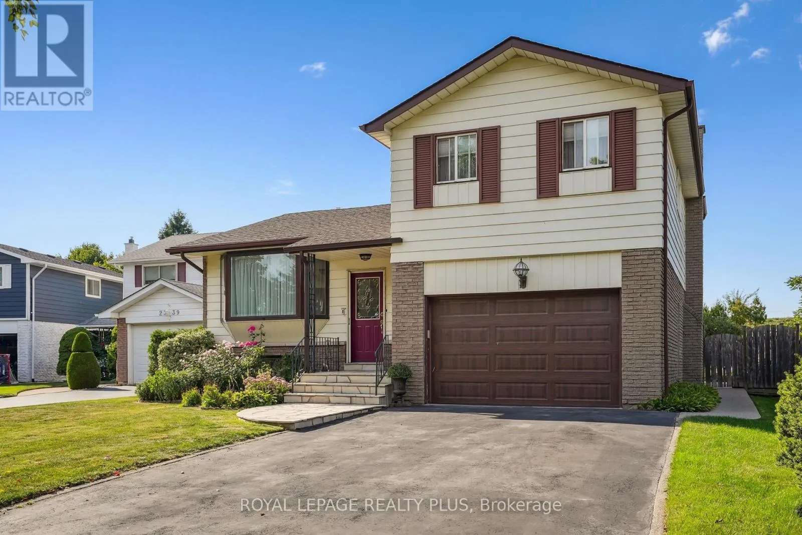 2335 WYANDOTTE DRIVE